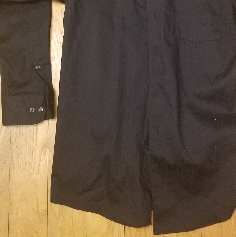 Button down - Picture 2 of 3